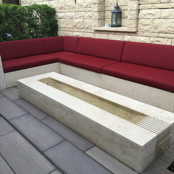 Lounge Möbel Jura mit Wassertisch und roter Polsterung für luxuriöse Gärten