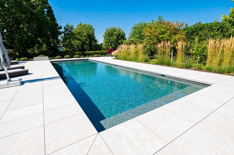 Detailaufnahme Argento Boden- und Poolrandplatten im Gartenprojekt