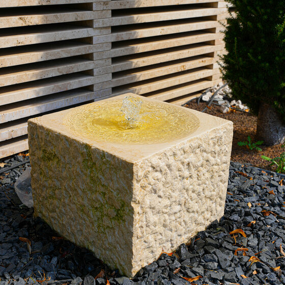 Kanfanar Würfel Quellstein aus Naturstein für mediterrane Wasserspiele