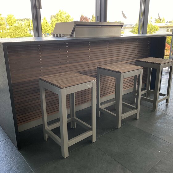 Linea Cubic Outdoor Küche aus Nero Assoluto und Holzelementen