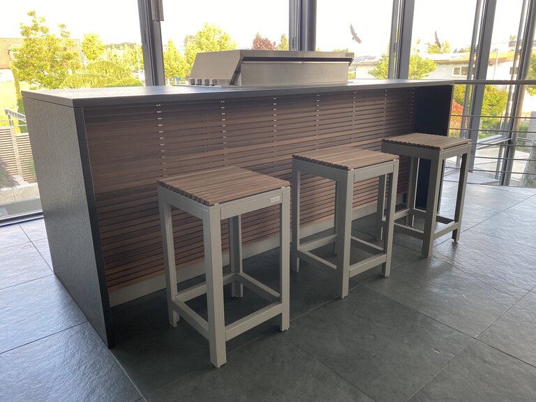 Linea Cubic Outdoor Küche aus Nero Assoluto und Holzelementen