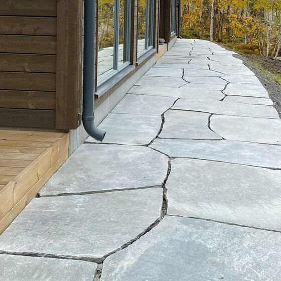 Großformatige Polygonalplatten aus Oppdal Quarzit in wilder Verlegung. 
