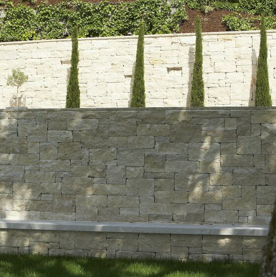 Detailaufnahme Jura Mauer aus Naturstein im Gartenprojekt