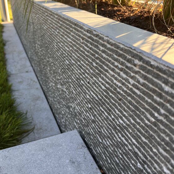 Detailaufnahme Belgisch Blau Hochbeet mit Rigato Oberfläche im Gartenprojekt