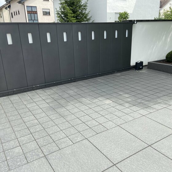 Pflasterplatten aus Nero Assoluto Naturstein für moderne Außenanlagen