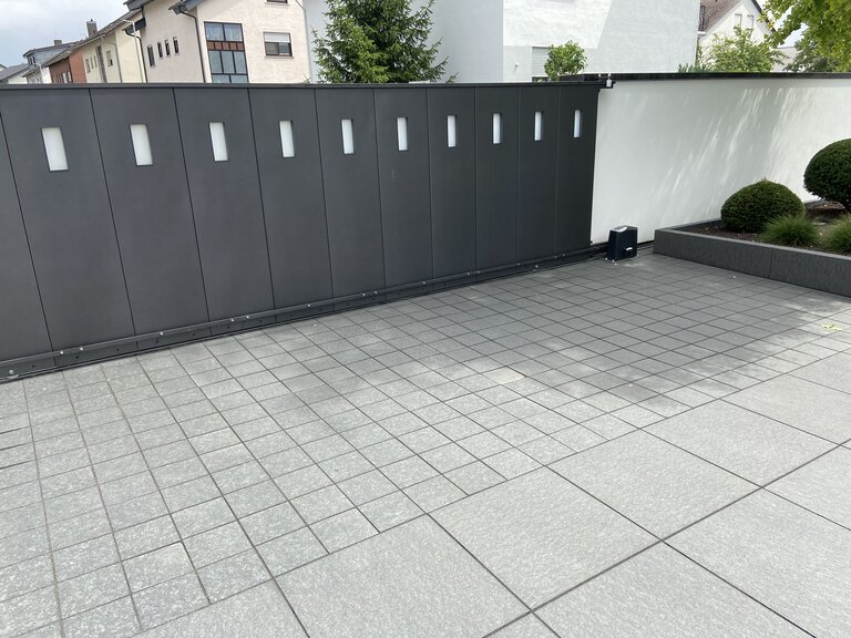 Pflasterplatten aus Nero Assoluto Naturstein für moderne Außenanlagen