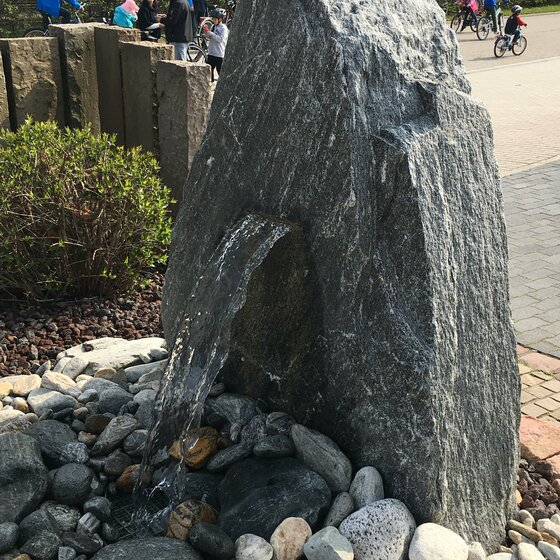 Quellstein mit Wasserschlitz aus Naturstein für dekorative Wasserakzente
