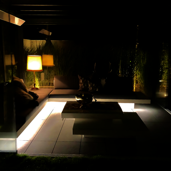 Lounge Möbel aus Bianco Adria Naturstein mit LED Unterleuchtung für moderne Terrassen
