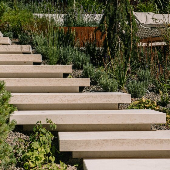 Stufen und Einfassungen aus Kanfanar Kalkstein für Garten- und Terrassenanlagen