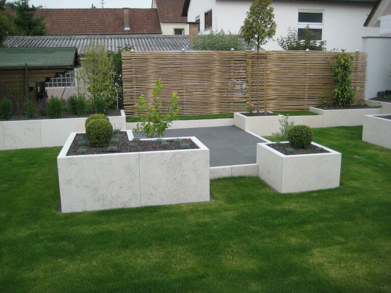 Jura Hochbeet im Garten mit Bepflanzung