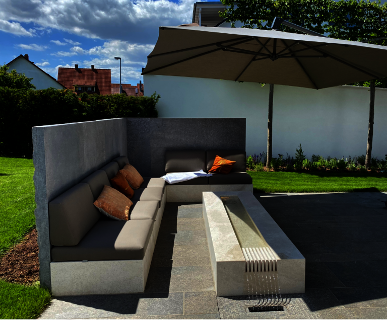 Gartenprojekt mit Glatz Schirm und bequemen Polstern für stilvollen Outdoor-Komfort