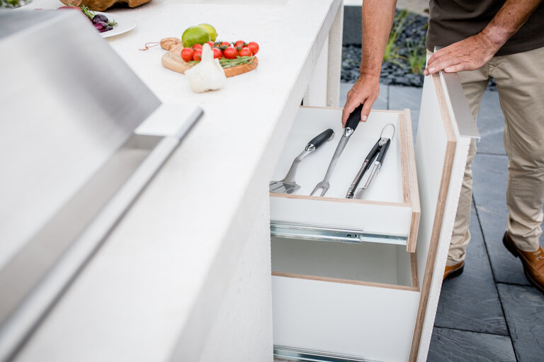 Detailaufnahme Outdoorküche Auszüge und Fächer einer Outdoor Küche