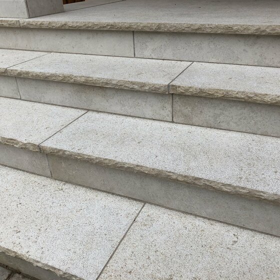 Tritt- und Stellstufen aus Granit Naturstein für robuste Treppen