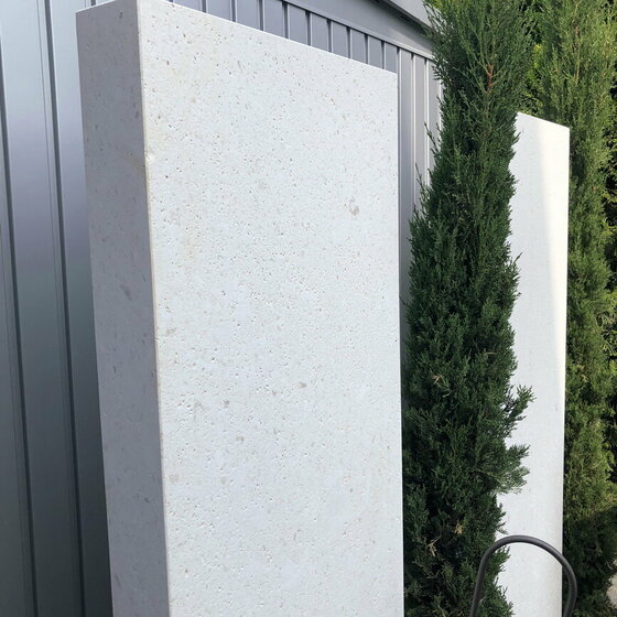 Stelen und Sichtschutzelemente aus Bianco Adria Kalkstein