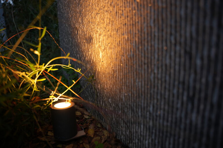 Stelen mit LED-Spot Beleuchtung Belgisch Blau Rigato Stelen mit Spot Beleuchtung