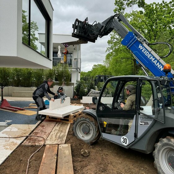 Montage und Installation einer Outdoor Lounge aus Naturstein.