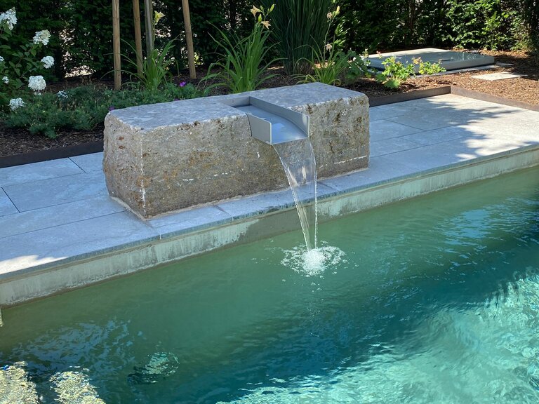 Wasserschütte aus Naturstein für stilvolle Wasserelemente im Garten