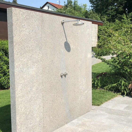 Gesägte Outdoor Dusche aus Argento Naturstein