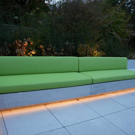 Lounge Möbel aus Belgisch Blau Naturstein mit LED Unterleuchtung für exklusive Terrassen