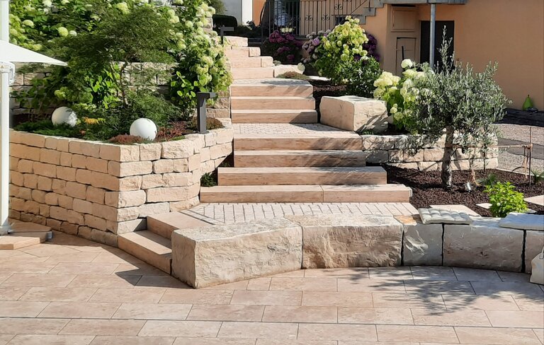 Stufen und Einfassungen aus Finca Beige Travertin für Garten- und Terrassenanlagen