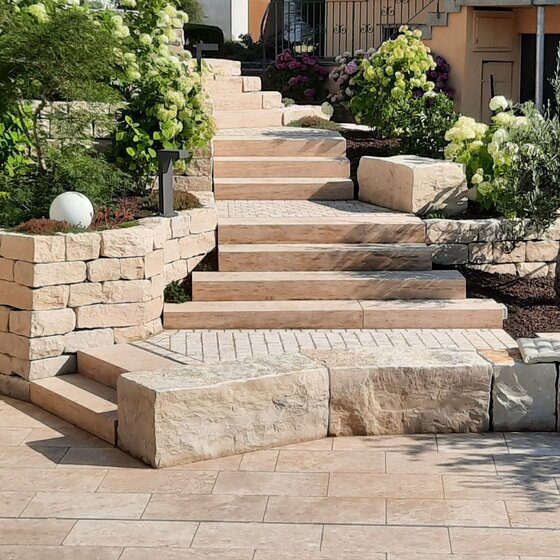 Stufen und Einfassungen aus Finca Beige Travertin für Garten- und Terrassenanlagen