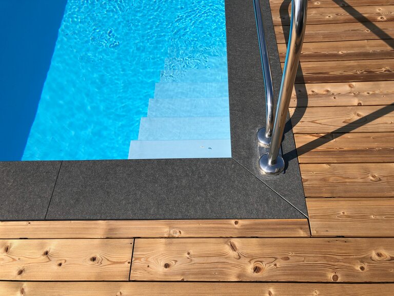 Poolprojekt mit Nero Assoluto Gabbro für stilvolle Poolanlagen