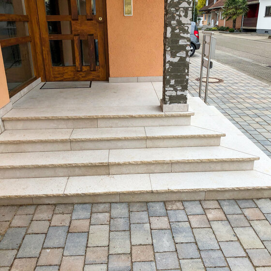 Weitere Tritt- und Stellstufen aus Kanfanar Naturstein für elegante Treppengestaltung
