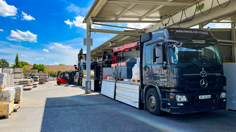 Eigene Logistik mit LKW für termingerechte Lieferung von Natursteinprodukten.
