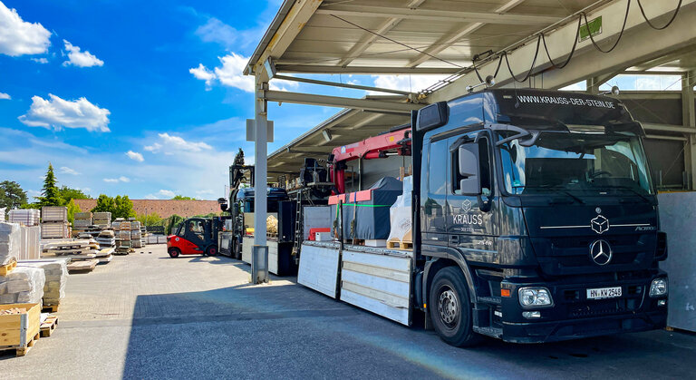 Eigene Logistik mit LKW für termingerechte Lieferung von Natursteinprodukten.