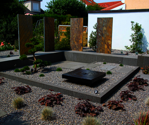 Quellstein aus Kalkstein in japanischer Zen Garten Optik