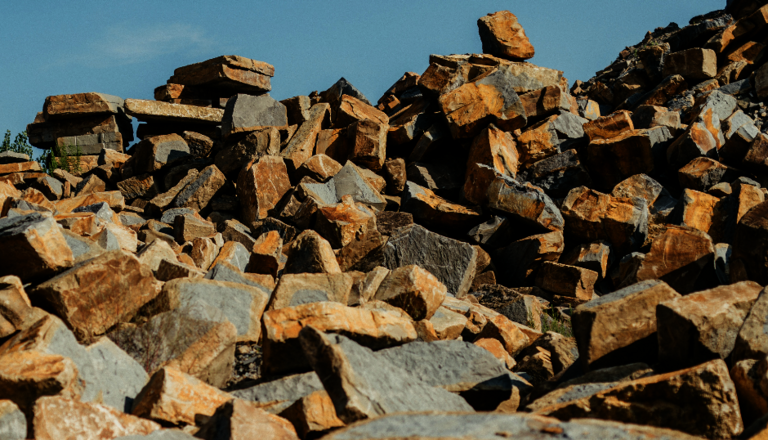 Regionale Herkunft Naturstein Steinbruch als Symbol für die regionale Herkunft von Natursteinmaterialien