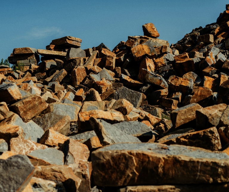 Regionale Herkunft Naturstein Steinbruch als Symbol für die regionale Herkunft von Natursteinmaterialien