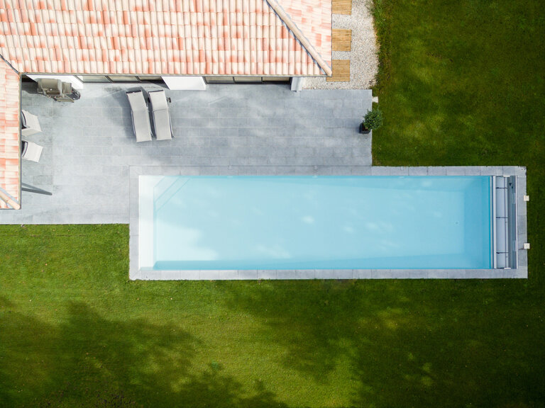 Poolprojekt mit Belgisch Blau Kalkstein für Poolrandplatten und Bodenbeläge