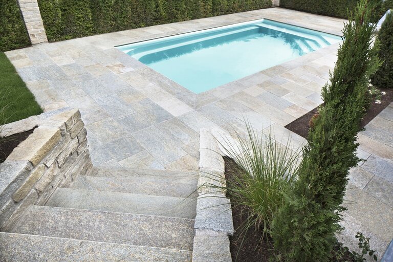 Gartenprojekt mit Bagnolo Gneis Boden- und Poolrandplatten