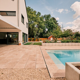 Poolbereich mit mediterranem Gartenambiente und Finca Beige Travertin.