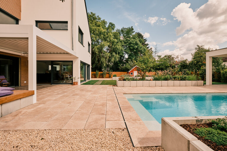 Poolbereich mit Finca Beige Travertin in mediterranem Ambiente Poolbereich mit mediterranem Gartenambiente und Finca Beige Travertin.