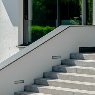 Blockstufen Argento Stufen kombiniert mit Grigio Keramik Bodenplatten für stilvolle Treppen