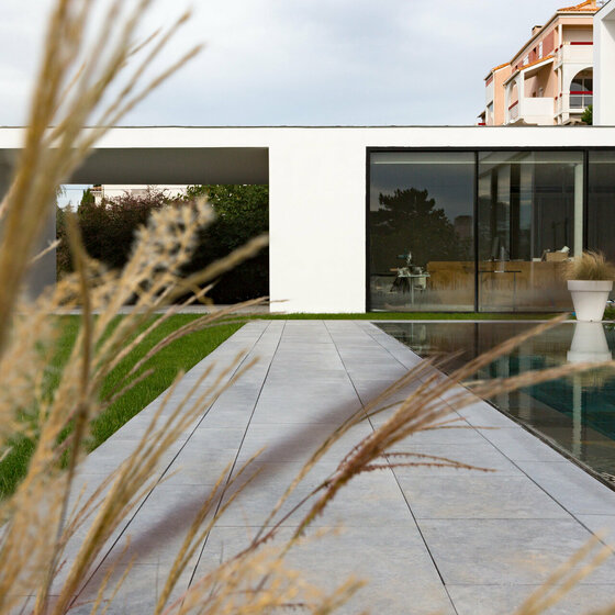 Belgisch Blau Poolrandplatten aus Naturstein für moderne Poolanlagen