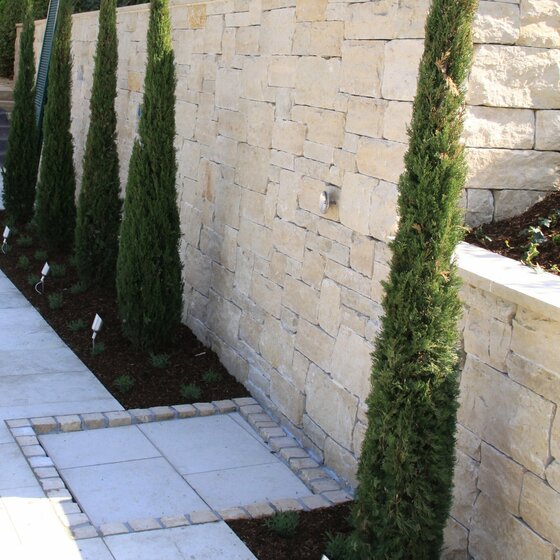 Detailaufnahme Jura Outdoor Dusche im Gartenprojekt