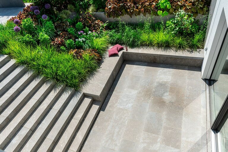 Gartenprojekt mit Argento Muschelkalkstein Stufen und Sitzelementen