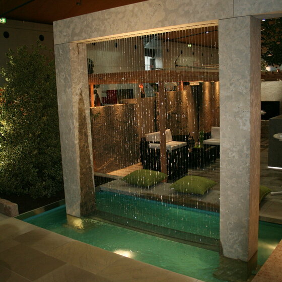 Wasserfall aus Argento Naturstein für moderne Gartengestaltung
