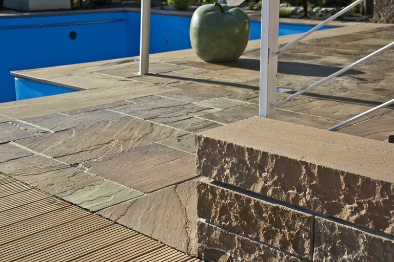 Poolprojekt mit Taiga Quarzsandstein Poolrandplatten und Outdoor-Dusche