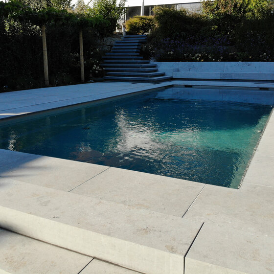 Belgisch Blau Gartenprojekt mit Naturstein Boden- und Poolrandplatten
