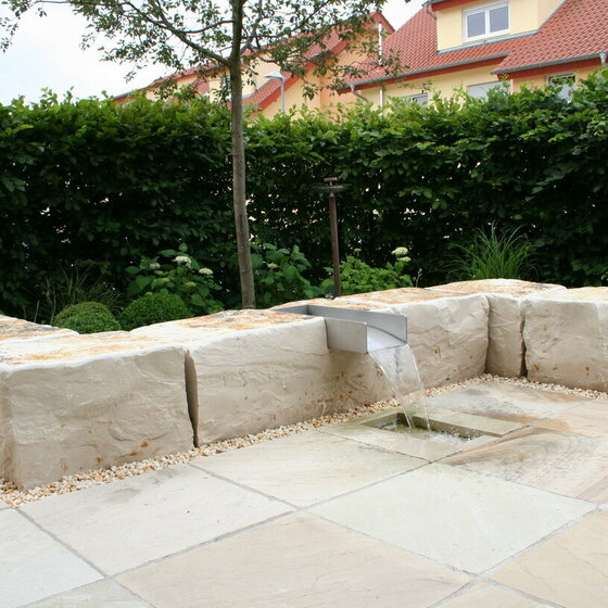Weitere Wasserschütte aus Finca Beige Naturstein für harmonische Wasserakzente
