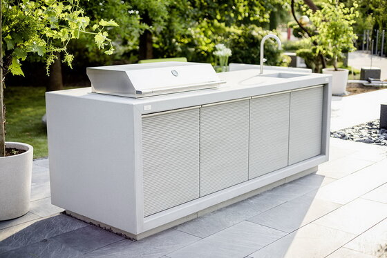 Quadro Unbloc Outdoor Küche aus Bianco Adria für elegante Außenanlagen