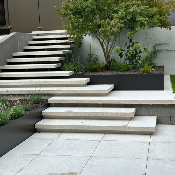 Weitere Schwebstufen aus Kanfanar Naturstein für elegante Gartengestaltung