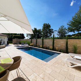 Poollandschaft mit Finca Beige Boden- und Poolrandplatten