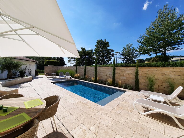 Poollandschaft mit Finca Beige Boden- und Poolrandplatten