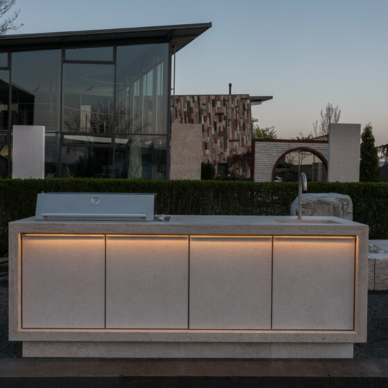 Outdoor Küche aus Kanfanar Naturstein mit LED Unterleuchtung für elegante Gärten