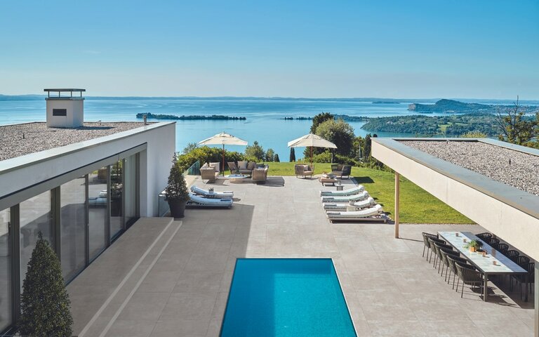 Poolprojekt mit Bianco Keramik Poolrandplatten für elegante Poolanlagen